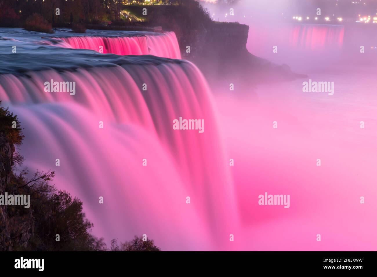 USA, NewYork, Niagarafälle, die American Falls, beleuchtet in der Dämmerung Stockfoto