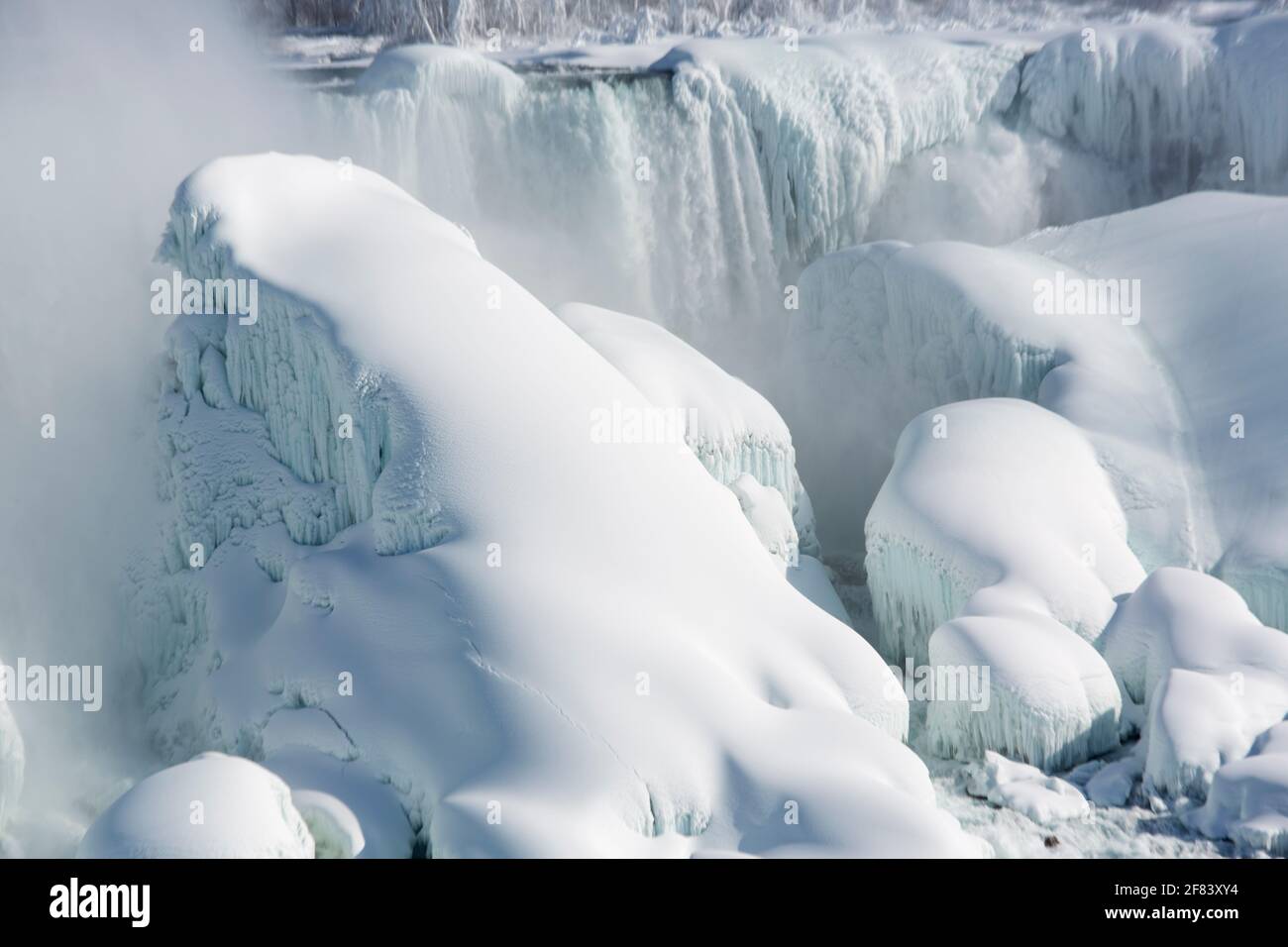 USA, New York, Niagarafälle, die American Falls waren mit riesigen Eisformationen überfroren. Stockfoto