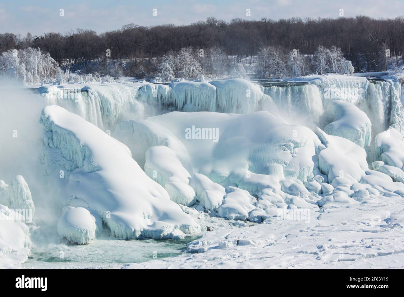 USA, New York, Niagarafälle, die American Falls waren mit riesigen Eisformationen überfroren. Stockfoto