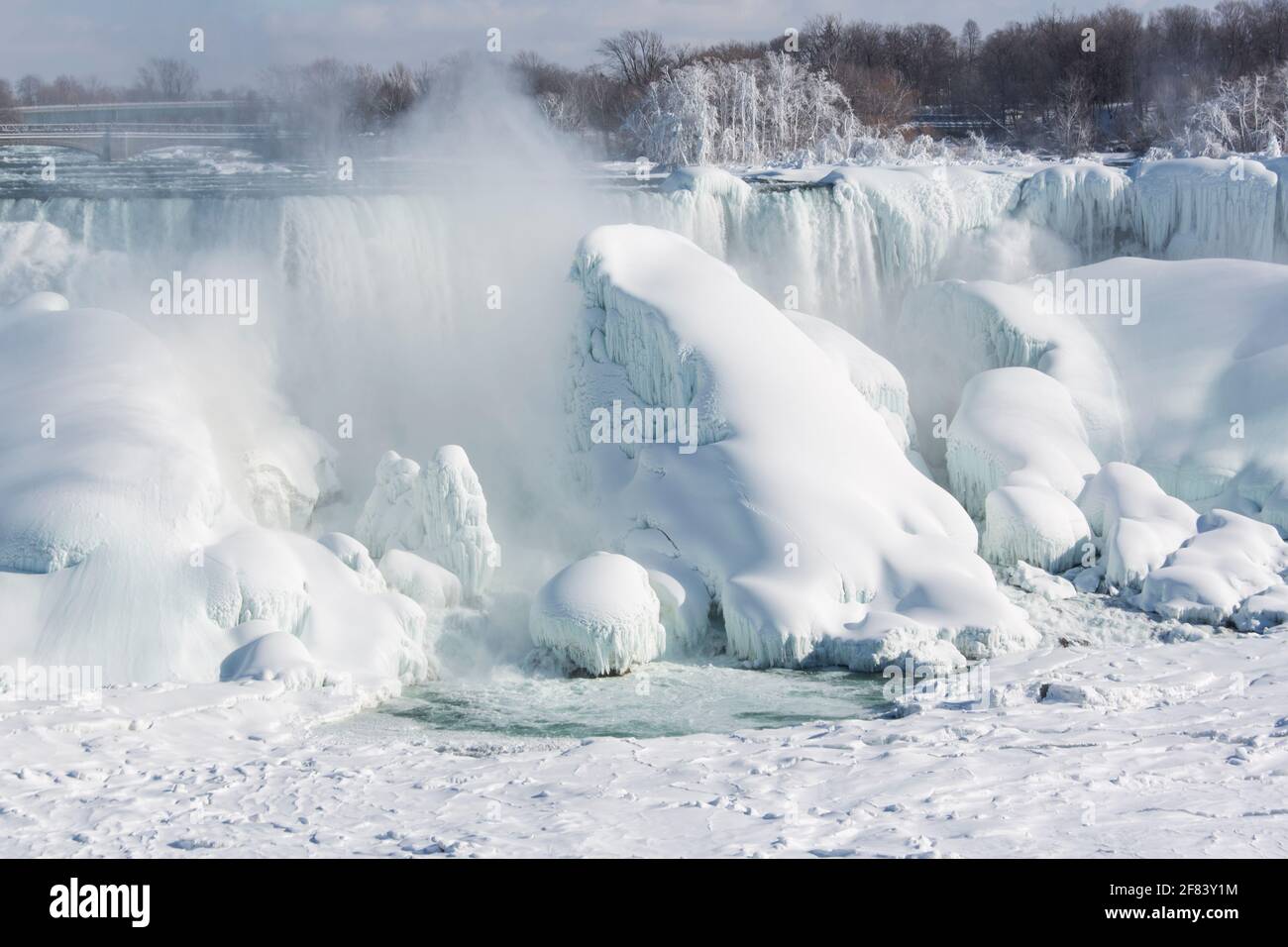 USA, New York, Niagarafälle, die American Falls waren mit riesigen Eisformationen überfroren. Stockfoto