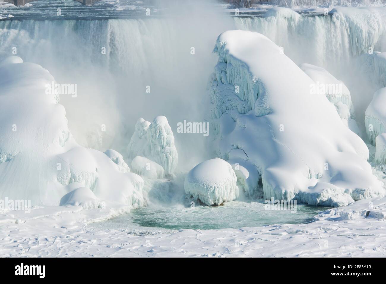 USA, New York, Niagarafälle, die American Falls waren mit riesigen Eisformationen überfroren. Stockfoto