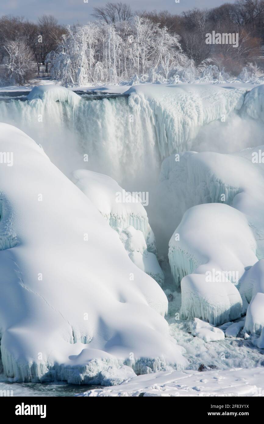 USA, New York, Niagarafälle, die American Falls waren mit riesigen Eisformationen überfroren. Stockfoto