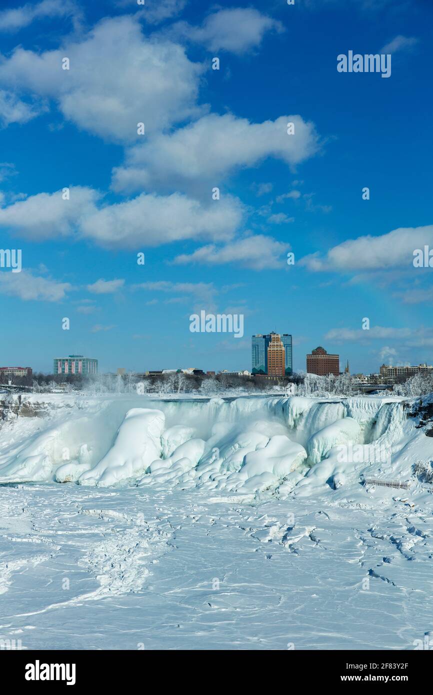 USA, New York, Niagarafälle, die American Falls gefroren über mit großen Eisformationen im Winter an einem hellen sonnigen Tag Stockfoto