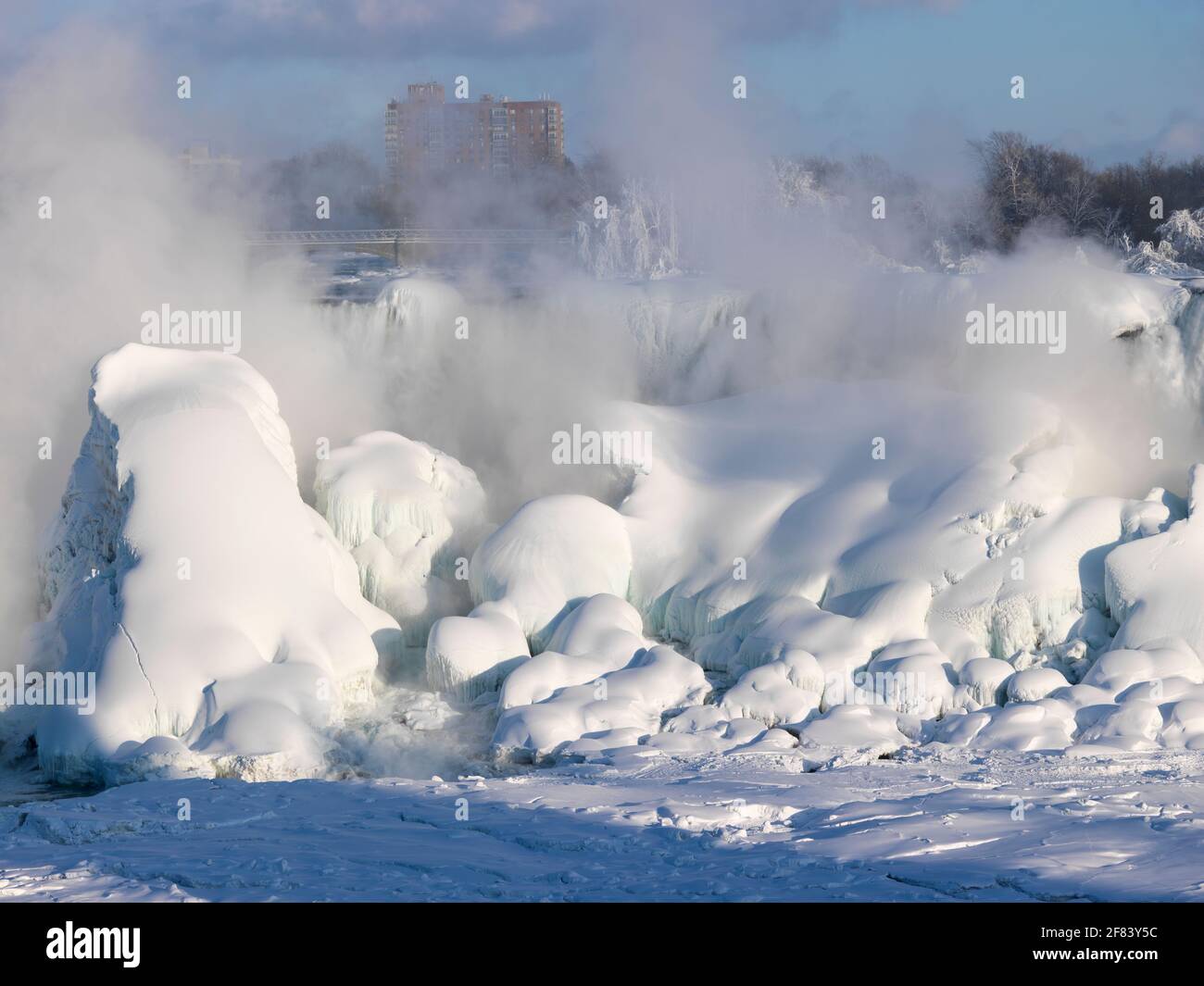 USA, New York, Niagarafälle, die American Falls waren mit riesigen Eisformationen überfroren. Stockfoto