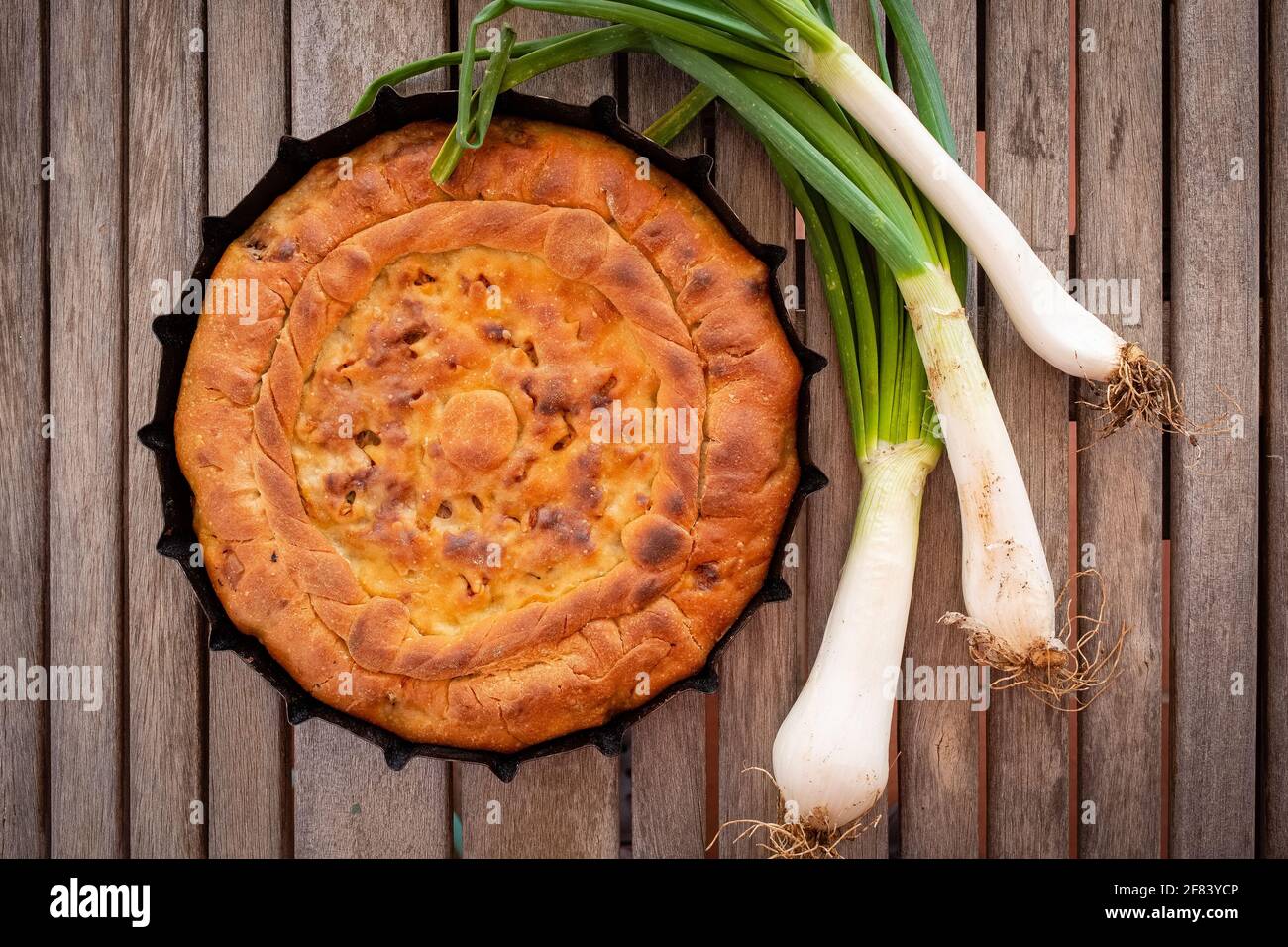 Calzone gefüllt mit Zwiebeln und Thunfisch - traditionelle gefüllte Pizza Apulien Stockfoto