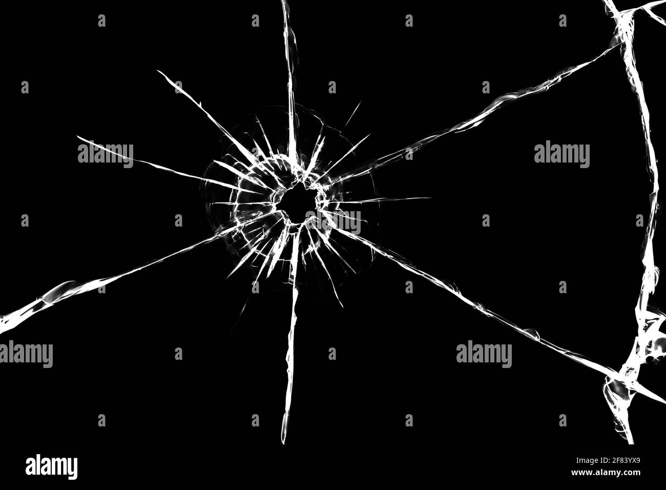 Textur von Rissen auf dem Glas aus dem Schuss. Gesprungenes Glas für das Design. Risse auf schwarzem Hintergrund. Stockfoto