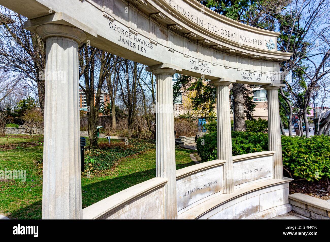 Älteste öffentliche Schule in Richmond Hill und Memory Arch for Fallen Soldiers, Ontario, Kanada - erbaut 1914. Stockfoto