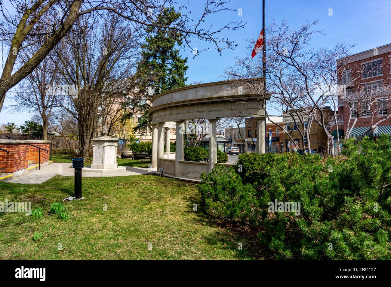 Älteste öffentliche Schule in Richmond Hill und Memory Arch for Fallen Soldiers, Ontario, Kanada - erbaut 1914. Stockfoto