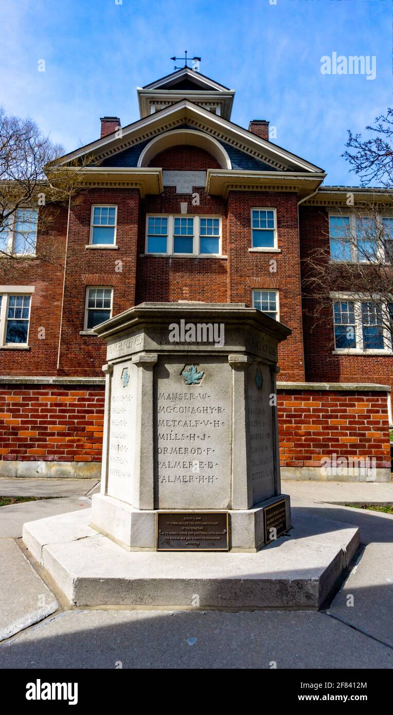 Älteste öffentliche Schule in Richmond Hill und Memory Arch for Fallen Soldiers, Ontario, Kanada - erbaut 1914. Stockfoto