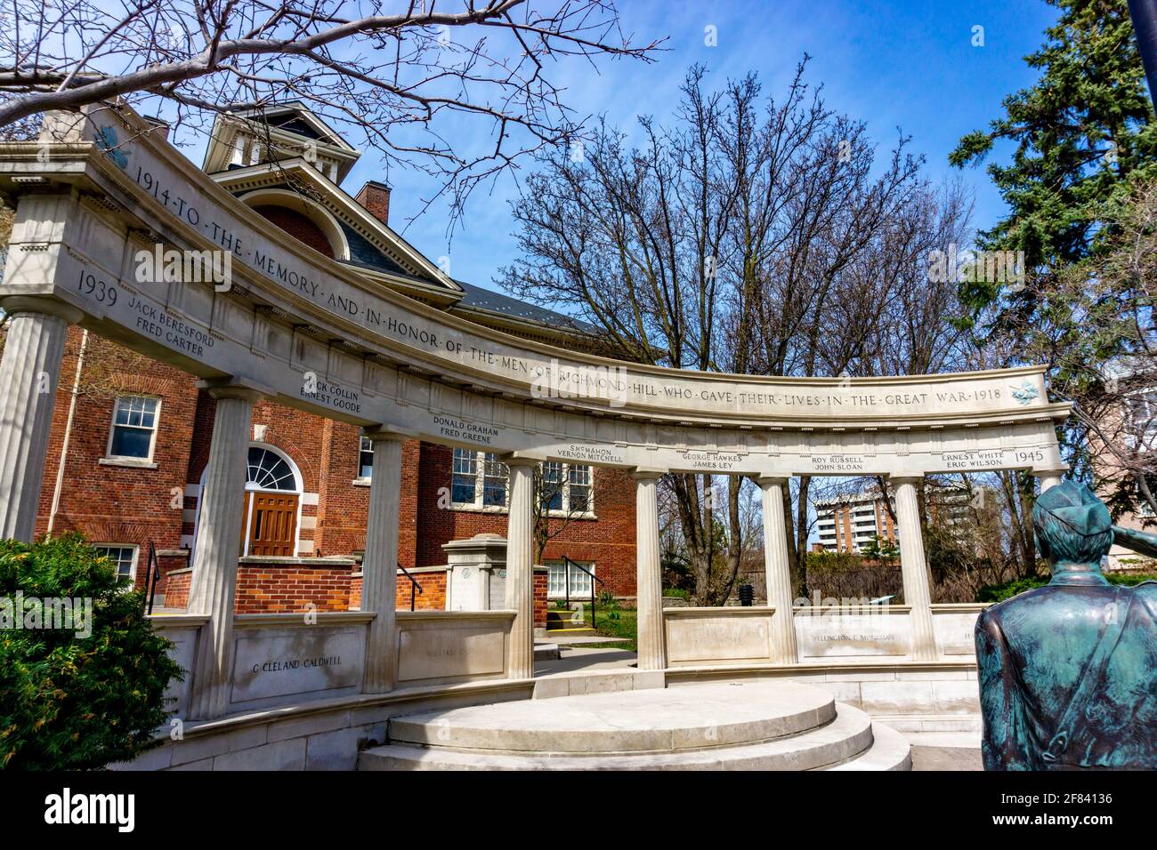 Älteste öffentliche Schule in Richmond Hill und Memory Arch for Fallen Soldiers, Ontario, Kanada - erbaut 1914. Stockfoto