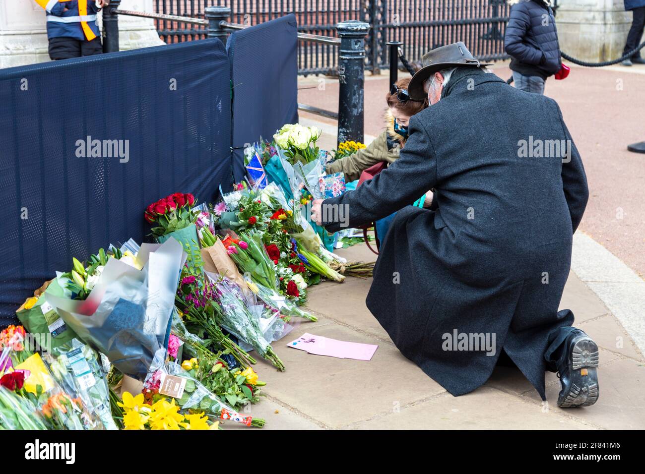11. April 2021, London, Großbritannien - Menschen, die Blumen zu Ehren von Prinz Philip, Herzog von Edinburgh, vor dem Buckingham Palace nach seinem Tod am 9. April legen Stockfoto