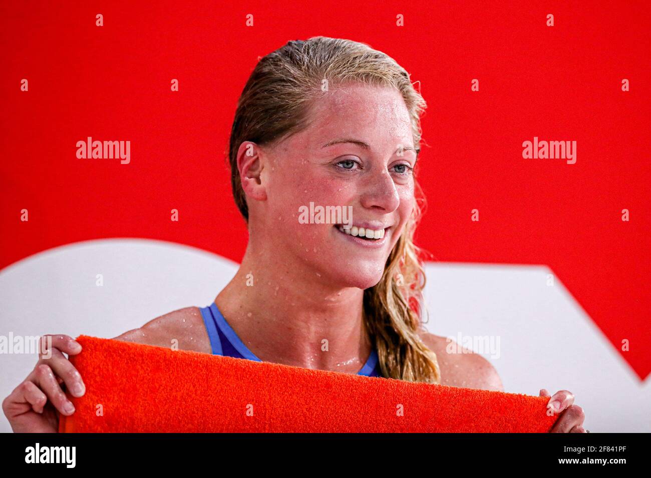 EINDHOVEN, NIEDERLANDE - 11. APRIL: Kira Toussaint feiert Niederländischen Seniorenrekord im Finale der Frauen mit 100 m Rückschlag während der Eindhoven Qualificati Stockfoto