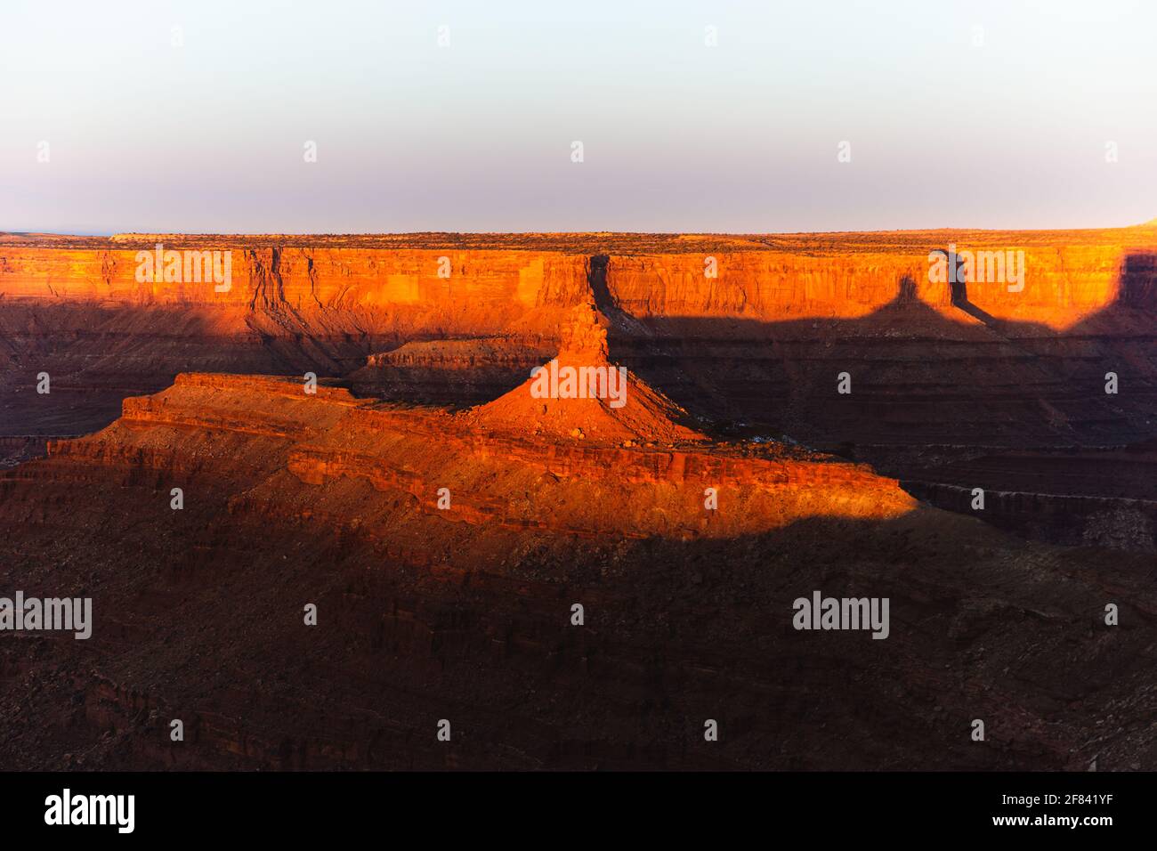 Heller Sonnenaufgang in den amerikanischen roten Canyons im Sommer mit Ein Blick auf eine besondere Felsformation Stockfoto