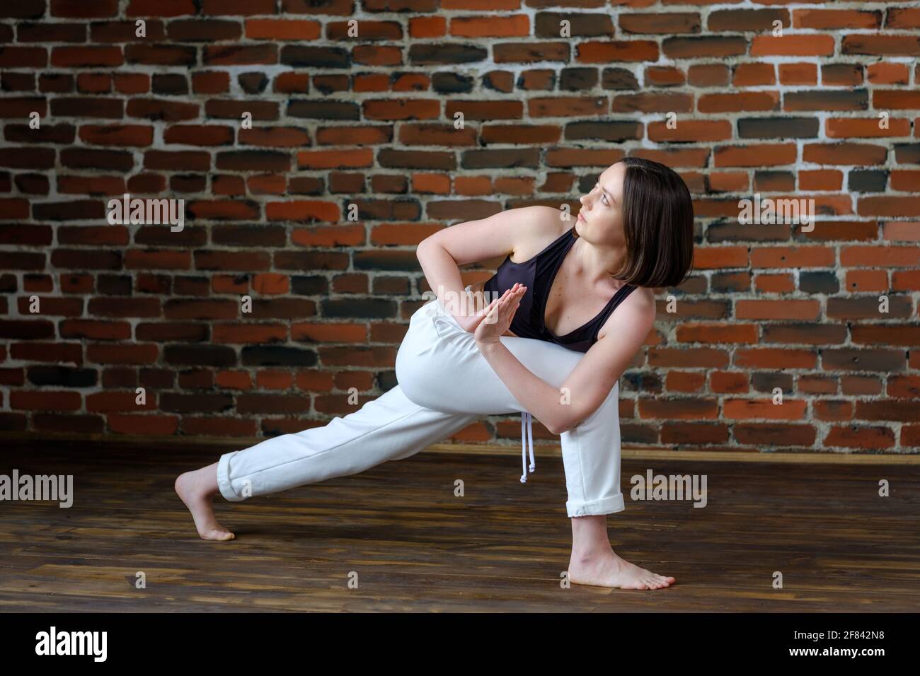 Athletin Frau praktiziert Yoga. Stockfoto