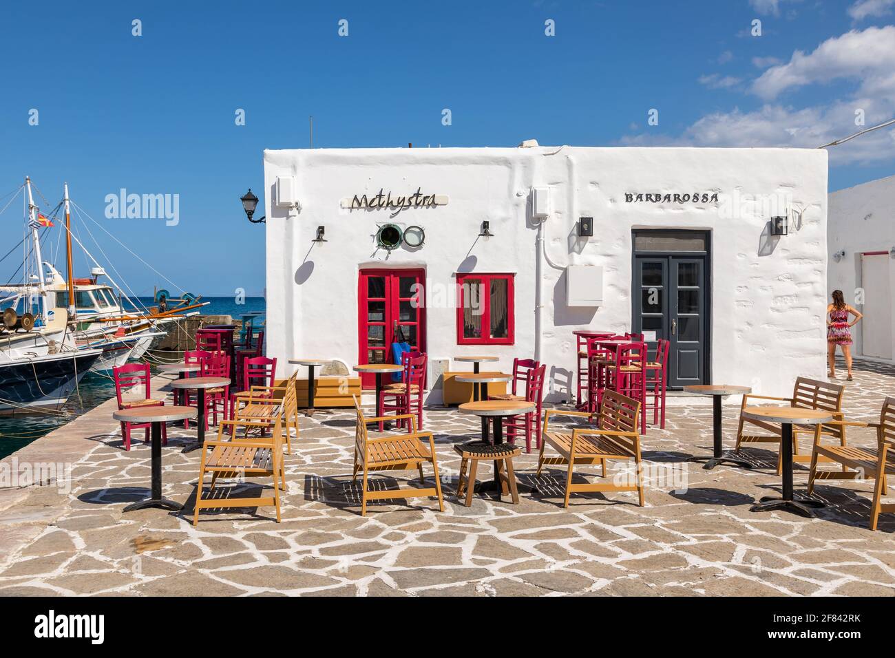 Naoussa, Insel Paros, Griechenland - 27. September 2020: Blick auf den Hauptplatz des Fischerdorfes mit lokalen Restaurants. Außentische für Gäste. Stockfoto