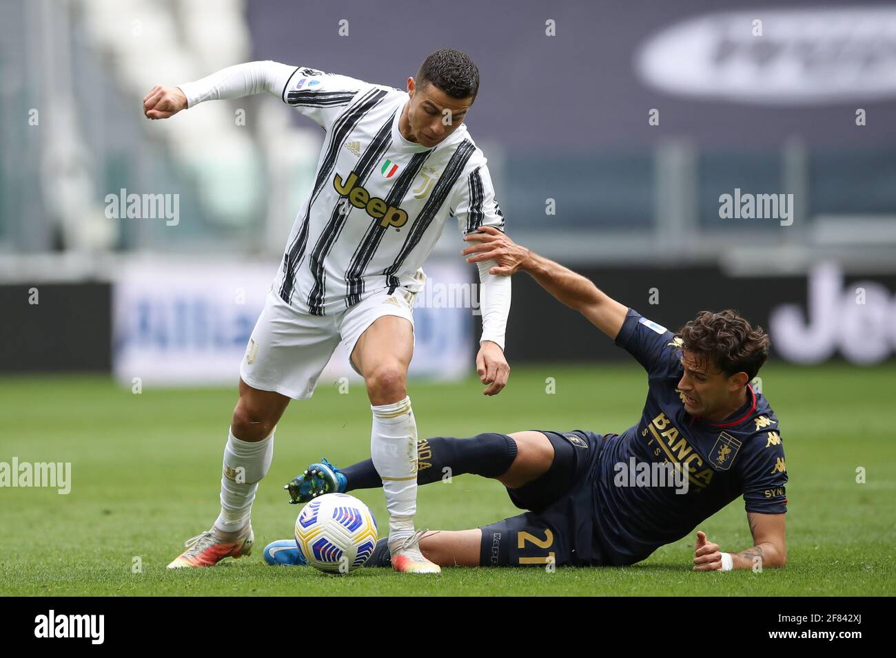 Turin, Italien. April 2021. Ivan Radovanovic von Genua FC tusles mit Cristiano Ronaldo von Juventus während der Serie A Spiel im Allianz Stadium, Turin. Bildnachweis sollte lauten: Jonathan Moscrop/Sportimage Kredit: Sportimage/Alamy Live News Stockfoto