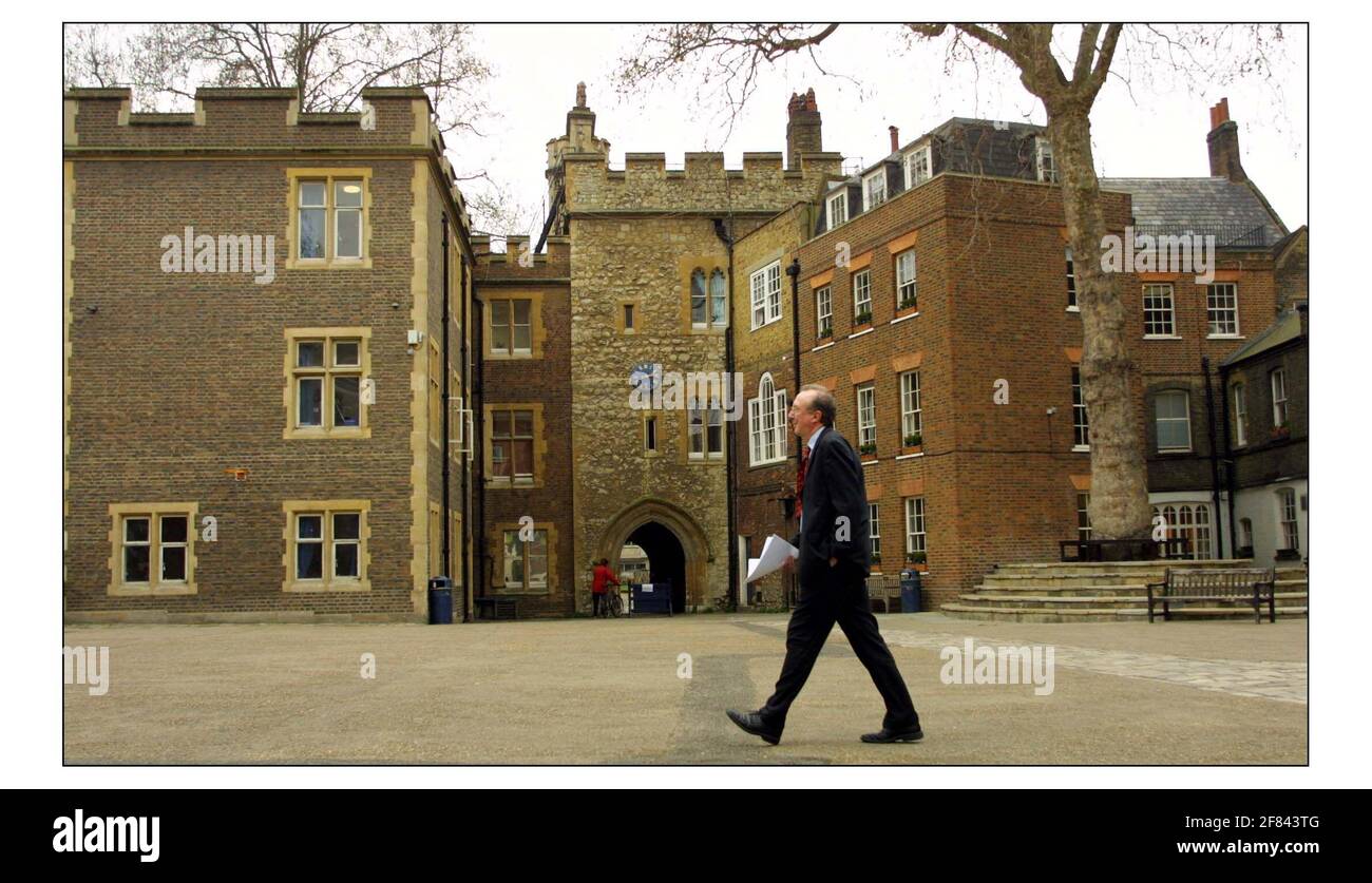 Rektor der Westminster School, Tristram Jones-Parry in Deans Yard, Westminster, London.pic David Sandison 21/3/2003 Stockfoto