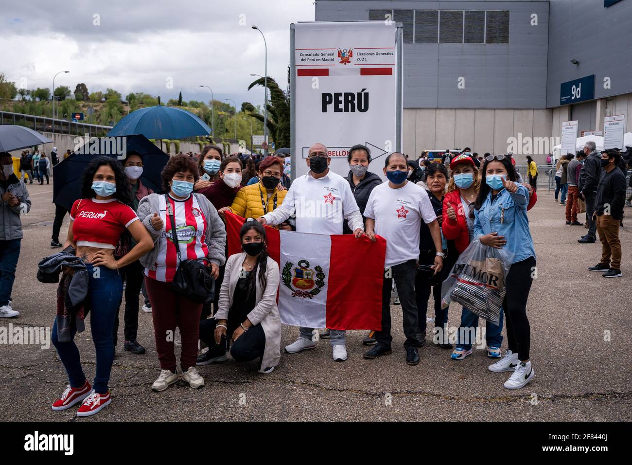 Menschen aus Peru posieren für ein Foto mit der peruanischen Flagge auf der IFEMA während der peruanischen Wahlen in Madrid.Peru und Ecuador sind zwei der größten Migrantenpopulationen in Spanien. Die Parlamentswahlen in Peru fallen heute mit der zweiten Runde der Präsidentschaftswahlen in Ecuador zusammen. Mehr als 150,000 Menschen aus Peru und etwa 180,000 aus Ecuador sind für die Präsidentschaftswahlen in Spanien registriert. In Ecuador konkurrieren Andrés Araúz und Guillermo Lasso in der zweiten Runde um die Präsidentschaft als Nachfolger von Lenín Moreno. Auf der anderen Seite werden die Wähler in Peru h Stockfoto