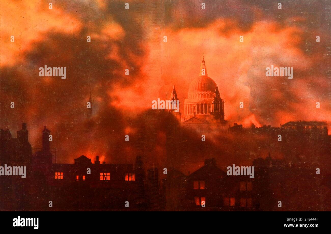Ein Farbfoto der Zeit, das die St Paul's Cathedral in London während des Blitzes (Feuerangriff) deutscher Flugzeuge am 29. Dezember 1940 zeigt Stockfoto