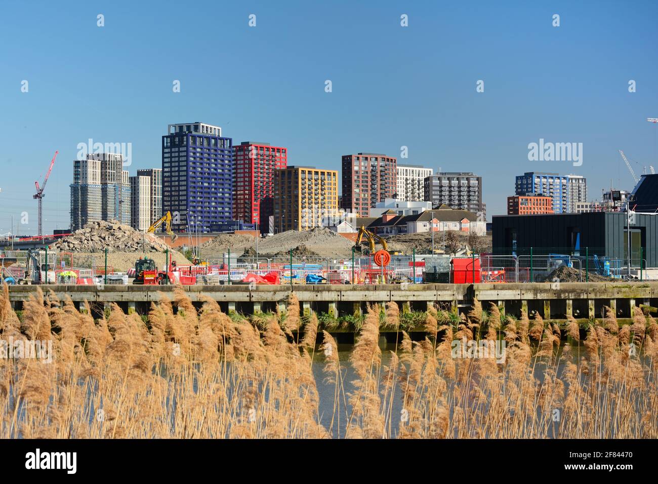 Farbenfrohe Türme in der Londoner City Island Wohnanlage auf der Leamouth Peninsula, London, Großbritannien Stockfoto