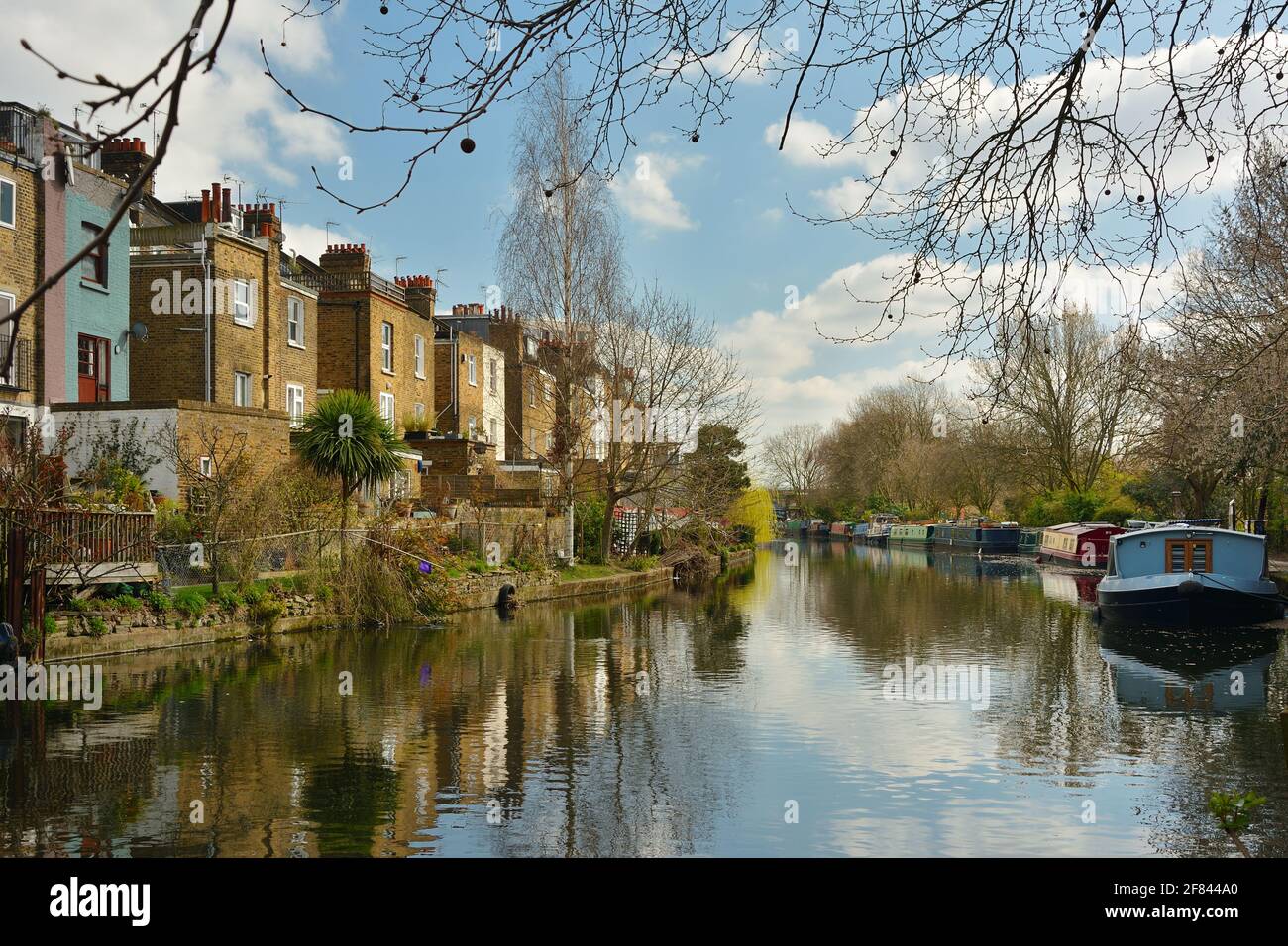 Terrassenhäuser und Narrowboats im Grand Union-Kanal, Regent's-Kanal von Meanwhile Gardens, Westbourne Park, London, Großbritannien Stockfoto