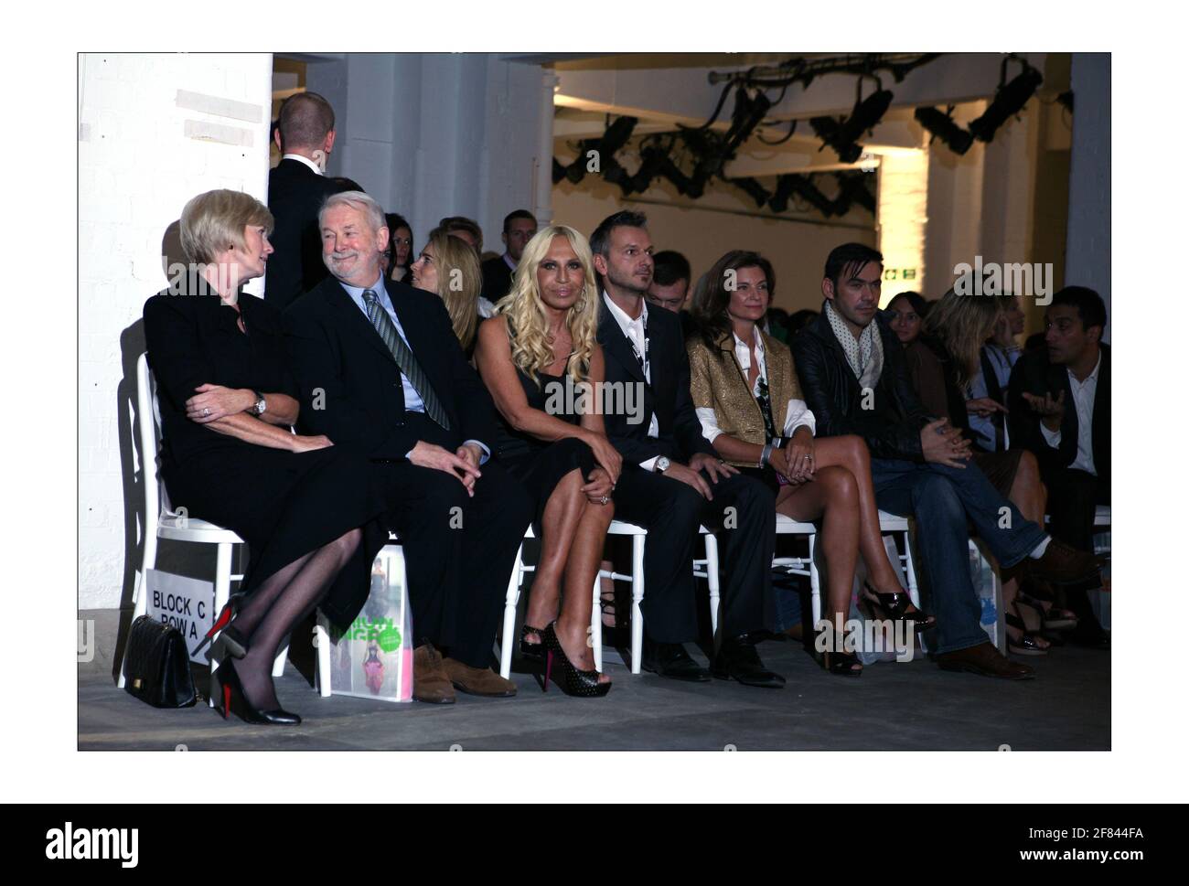London Fashion Week Fashion Fringe.Donatella Versace war im Publikum, um die jungen Designer-Fotografie von David Sandison The Independent zu applaudieren Stockfoto