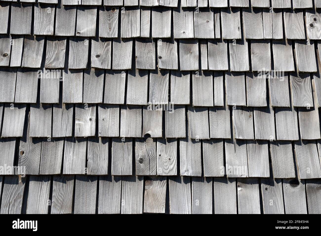 Traditionelle Holzschindeln auf einem Dach des Hauses. Stockfoto