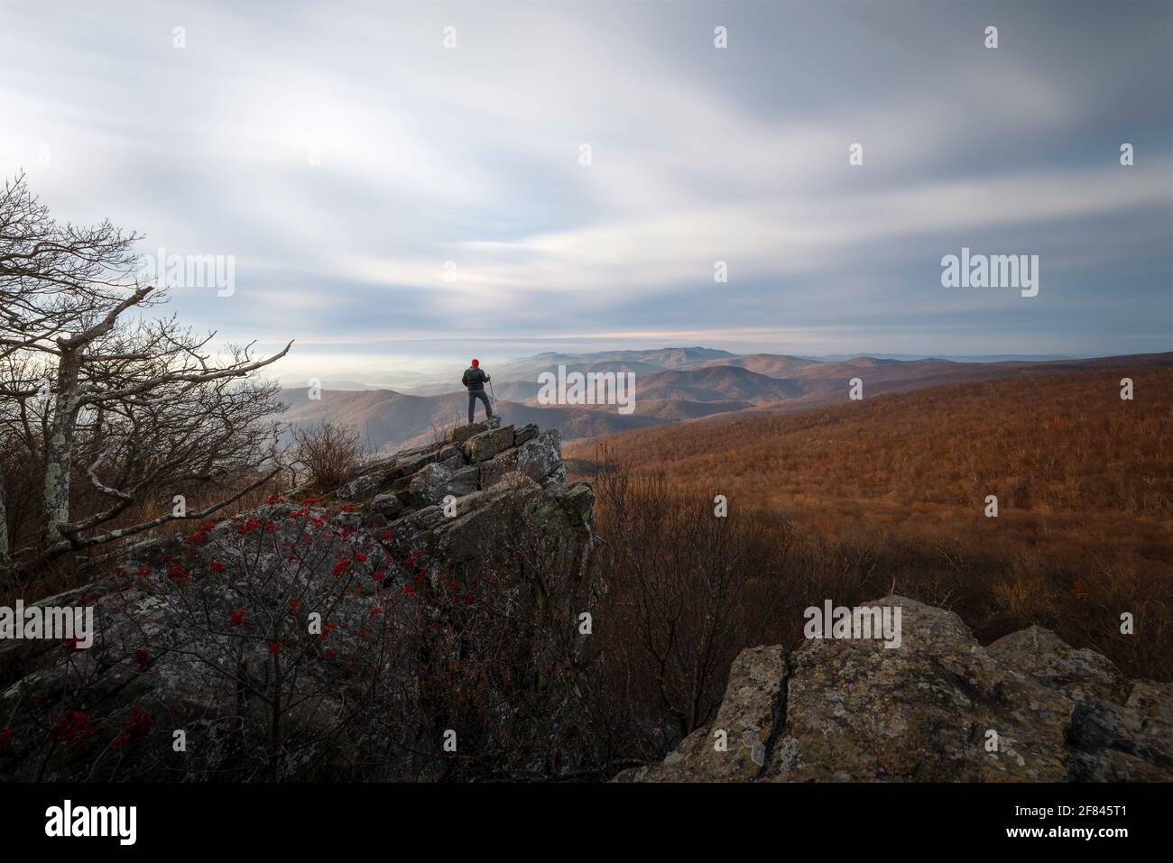 Ein Wanderer, der an einem Wintermorgen die Aussicht auf den Shenandoah National Park vom Mount Marshall aus genießen kann. Stockfoto