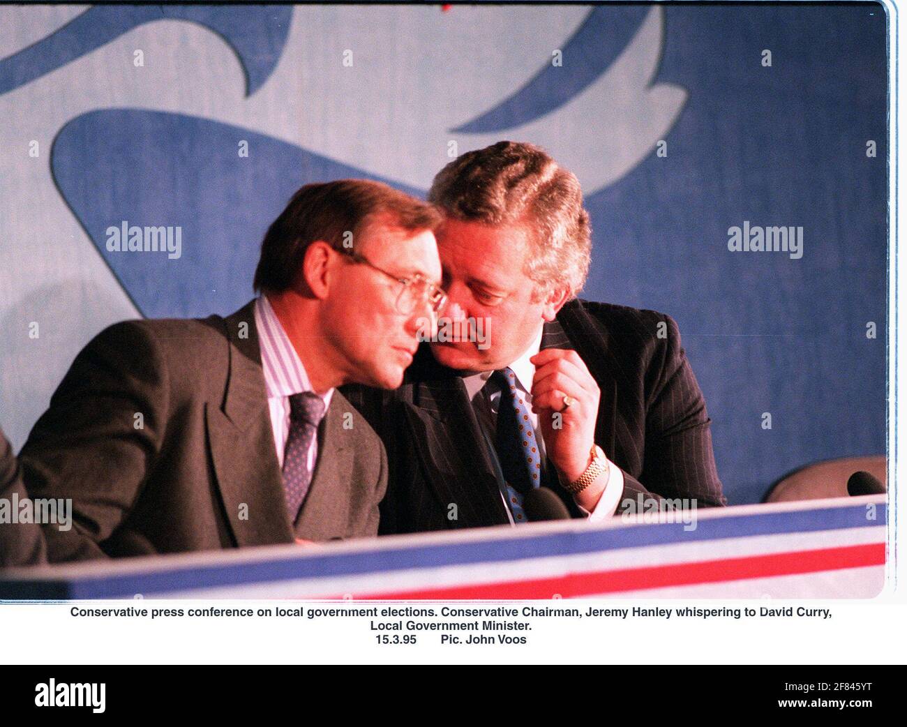 Der Vorsitzende der konservativen Partei Jeremy Hanley spricht mit David Curry an Eine Pressekonferenz zu den lokalen Regierungswahlen Stockfoto