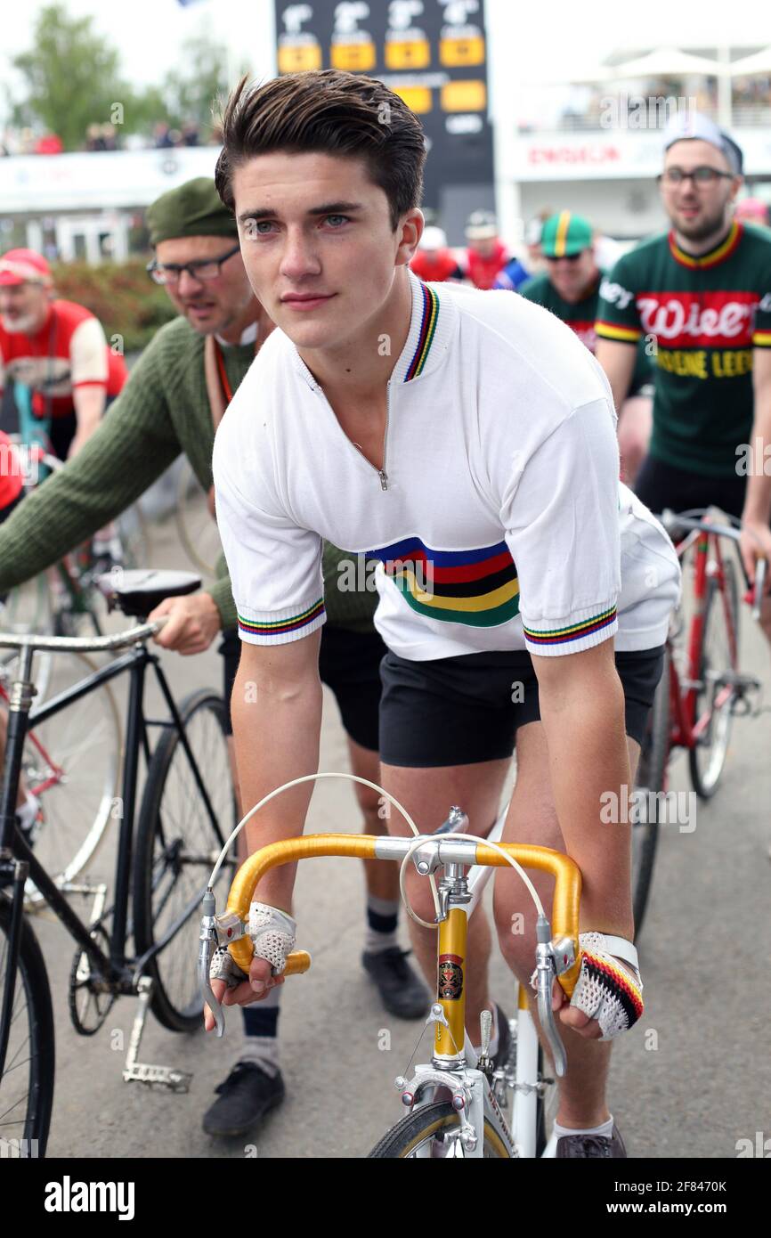 Junger Radfahrer bei der 100. Ausgabe der Tour de France beim Goodwood Revival in Sussex, West, Großbritannien Stockfoto