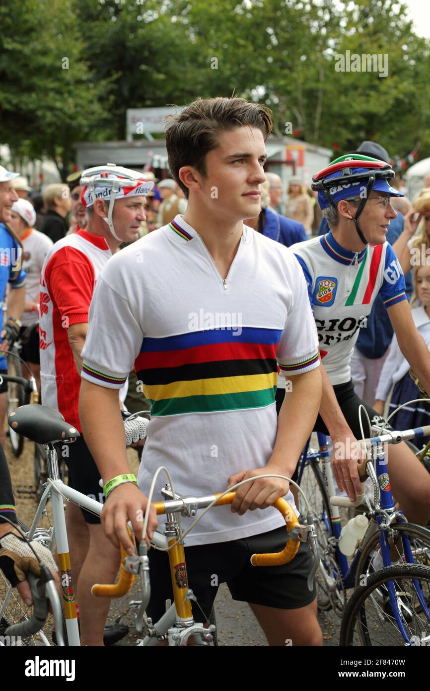 Junger Radfahrer bei der 100. Ausgabe der Tour de France beim Goodwood Revival in Sussex, West, Großbritannien Stockfoto
