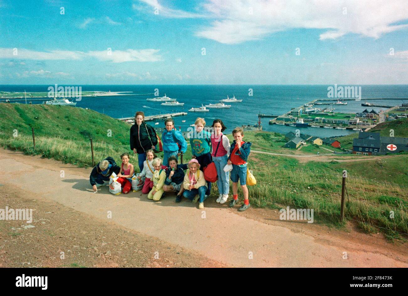 Ansicht von Ausflugsbooten, die vor der Insel ankern, September 1987, Helgoland Island, Schleswig-Holstein, Deutschland Stockfoto