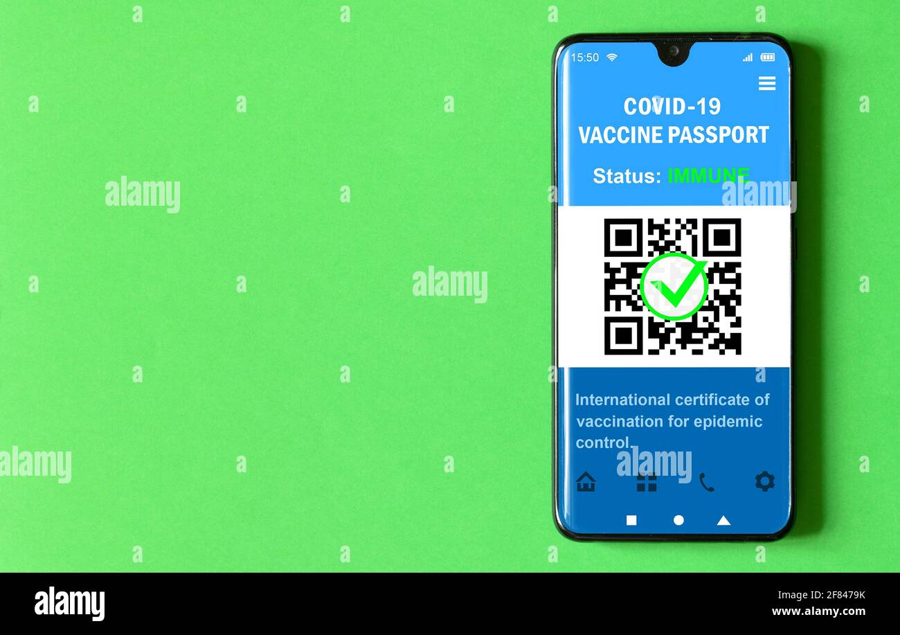 Digitaler Gesundheitspass der COVID-19-Impfung im Mobiltelefon auf grünem Hintergrund, Pass-App im Smartphone für Reisen. Coronavirus-Impfstoff Certif Stockfoto