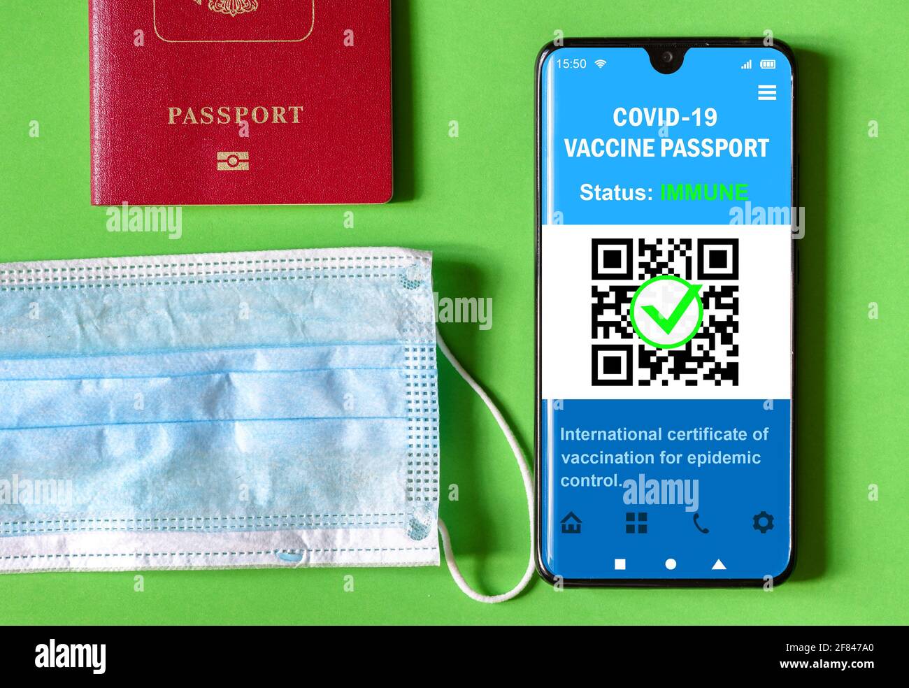 Gesundheitspass der COVID-19-Impfung in Handy, Maske und Touristenpass. Impfpass-App auf dem Smartphone für Reisen. Digital Coronavi Stockfoto