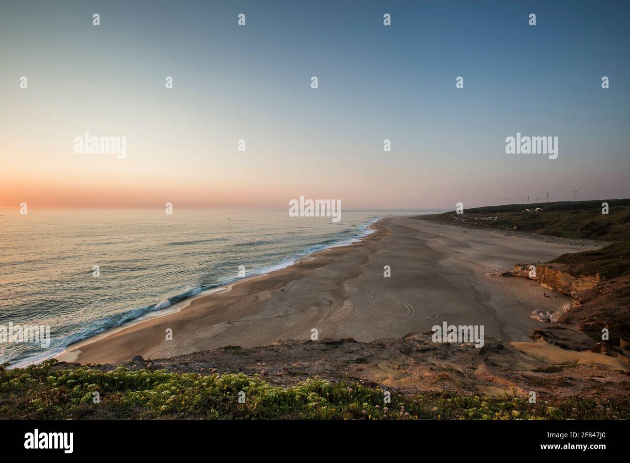 Blick auf den Strand von Nazaré bei Sonnenuntergang Stockfoto