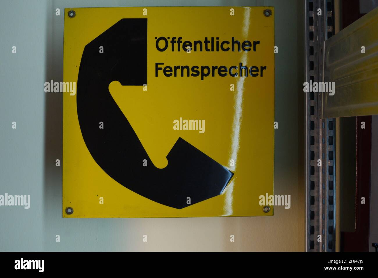 Schild Öffentlicher Fernsprecher Deutsche Bundespost 50er Jahre Stockfoto