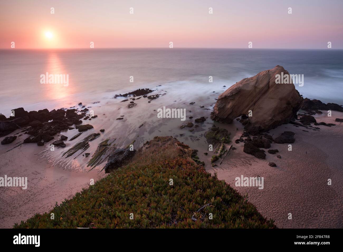 Praia do Penedo do Guincho bei Sonnenuntergang Stockfoto