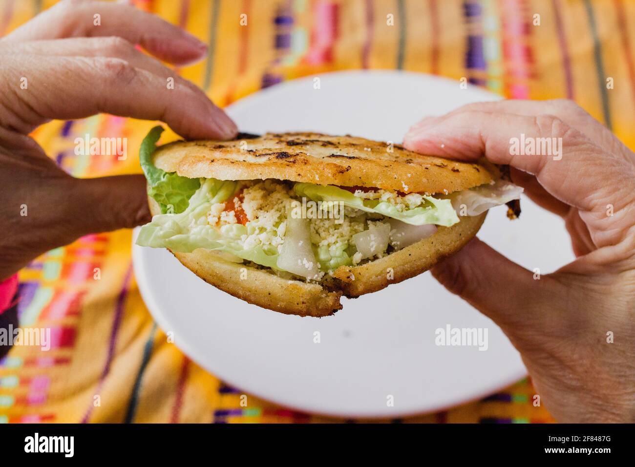 Hand hält die mexikanische gordita de chicharron Stockfoto