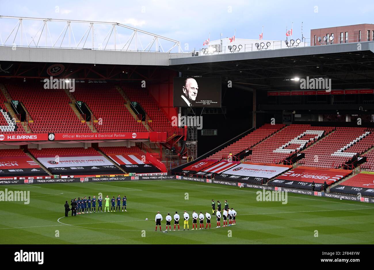 Die Spieler von Sheffield United und Arsenal stehen vor dem Start für eine zweiminütige Stille, nachdem am Freitag der Tod des Duke of Edinburgh im Alter von 99 Jahren vor dem Premier League-Spiel in der Bramall Lane in Sheffield bekannt gegeben wurde. Bilddatum: Sonntag, 11. April 2021. Stockfoto