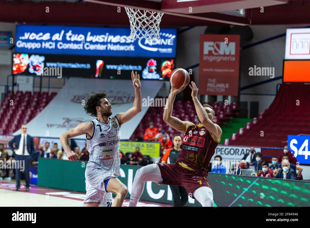 Venedig, Italien. April 2021. Stefano Tonut (Umana Reyer Venezia) contrastato dall'ex Luca Vitali (Germani Brescia) durante Umana Reyer Venezia vs Germani Brescia, Campionato di Basket Serie A in Venezia, Italien, 11 ca. 2021 Credit: Independent Photo Agency/Alamy Live News Stockfoto