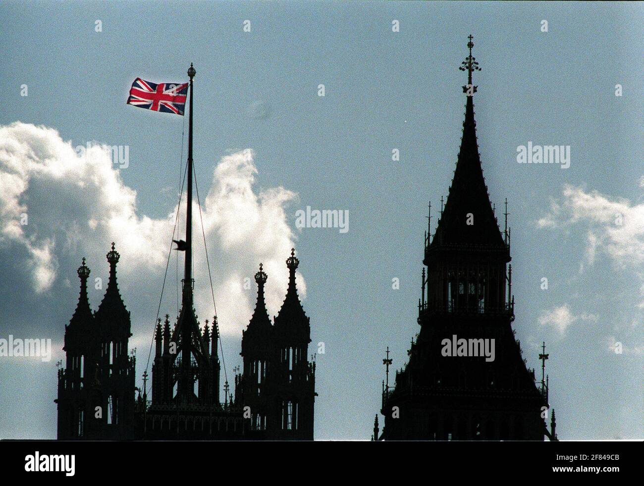 Union Jack-Flagge, die vom Parlamentsgebäude aus fliegt Stockfoto