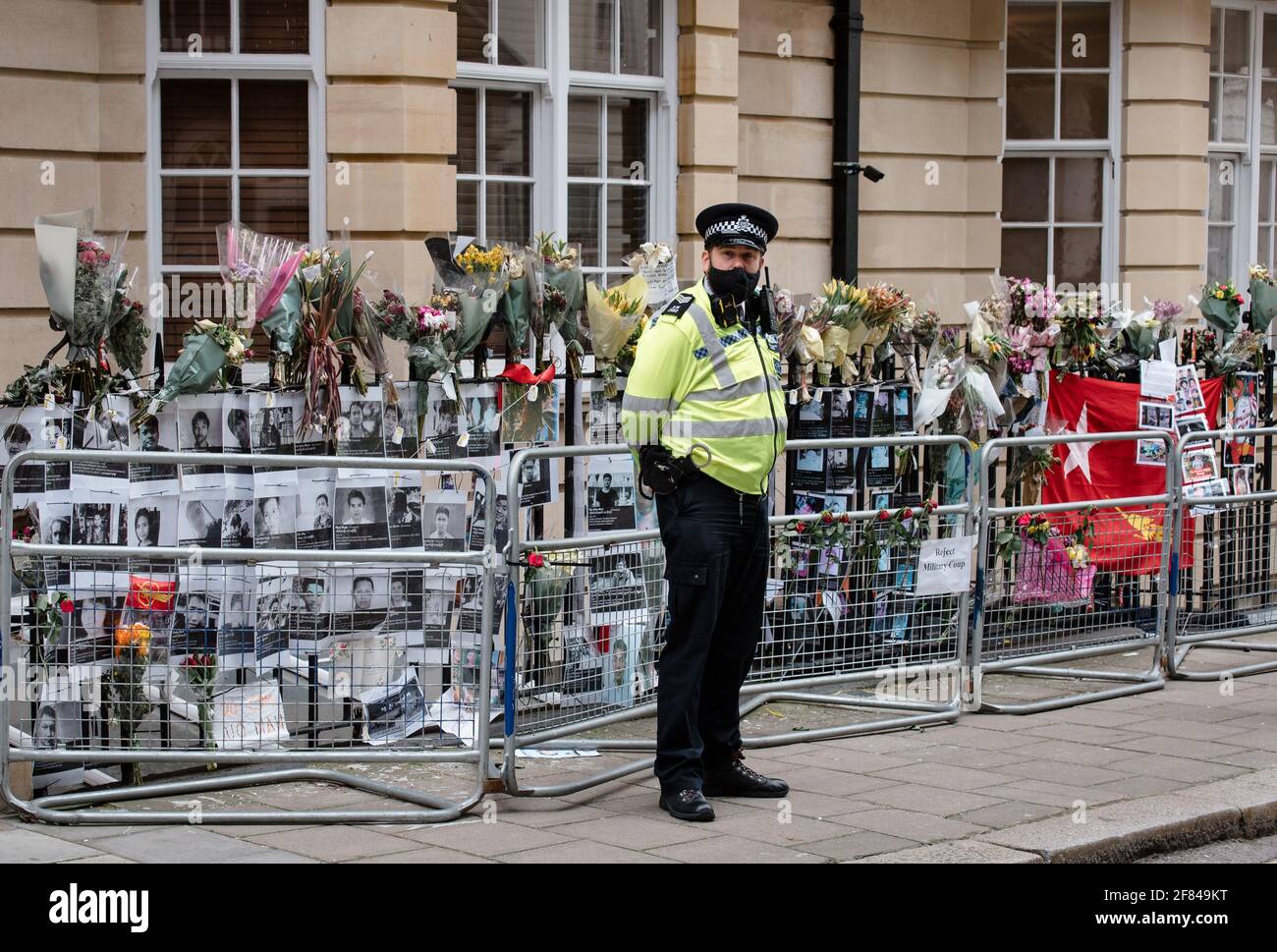 London, Großbritannien. 10 April 2021. Protest vor der Botschaft von Myanmar aus Solidarität mit dem Volk von Myanmar (Burma). Polizeibeamter, der vor der Botschaft steht. Stockfoto