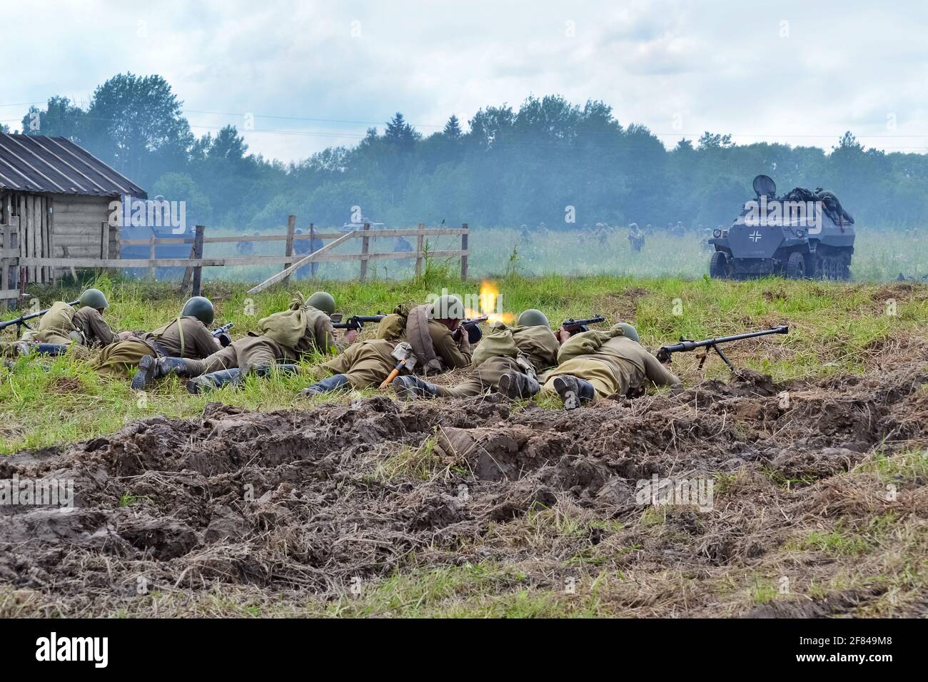 Region Moskau, Nelidovo, Russland - 15. Juli 2017. Militär-historisches Fest, Verteidigung des Dorfes vor der vorrückenden deutschen Armee Stockfoto