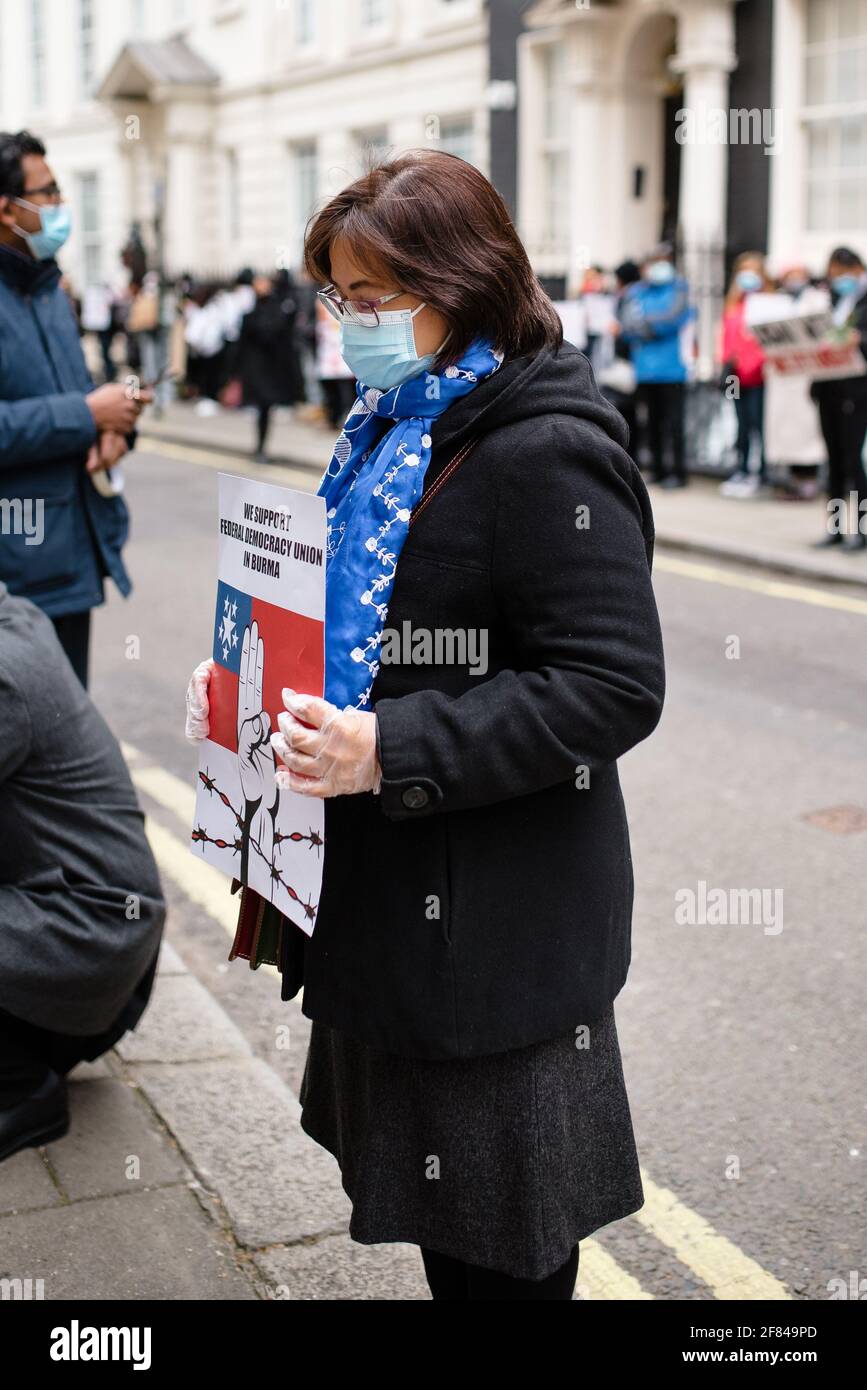 London, Großbritannien. 10 April 2021. Protest vor der Botschaft von Myanmar aus Solidarität mit dem Volk von Myanmar (Burma). Frau, die den Opfern Tribut zollt Stockfoto