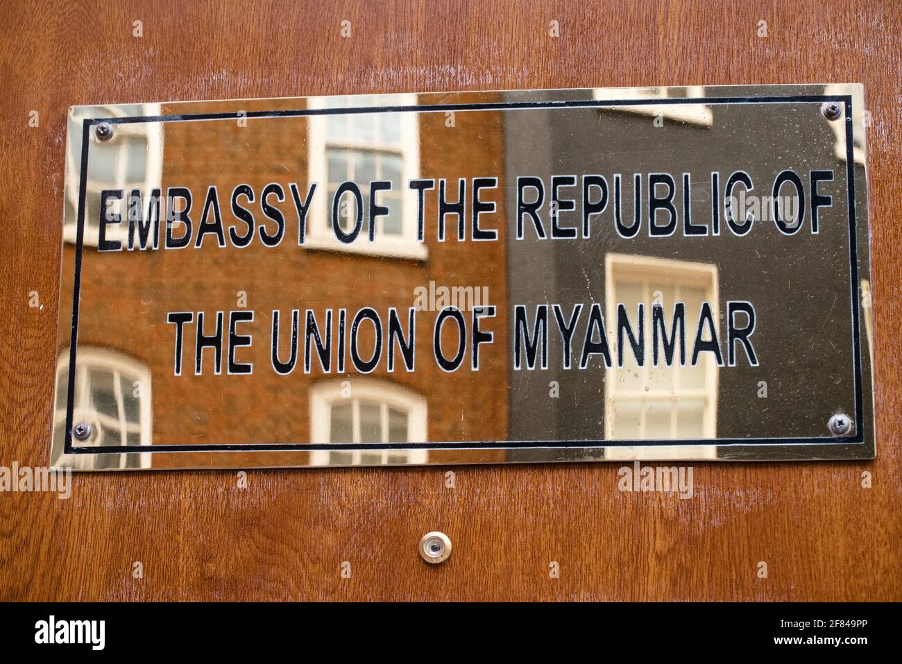 London, Großbritannien. 10 April 2021. Protest vor der Botschaft von Myanmar aus Solidarität mit dem Volk von Myanmar (Burma). Plakette an der Tür der Botschaft. Stockfoto