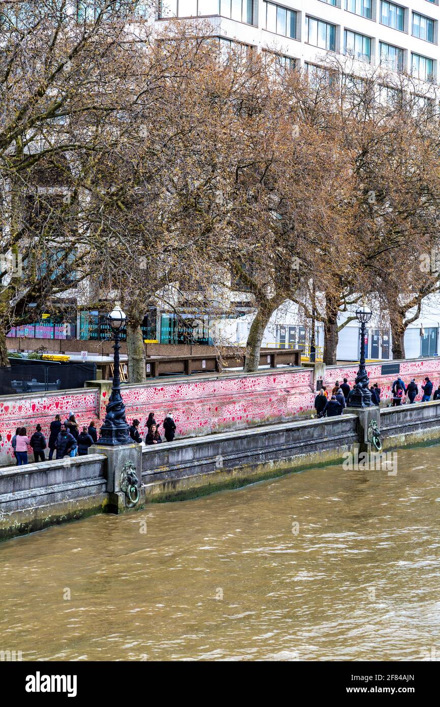 11. April 2021, London, Großbritannien - die Nationale COVID-Gedenkmauer entlang der Südbank voller Herzen zum Gedenken an die Menschen, die während der Coronavirus-Pandemie ums Leben kamen Stockfoto