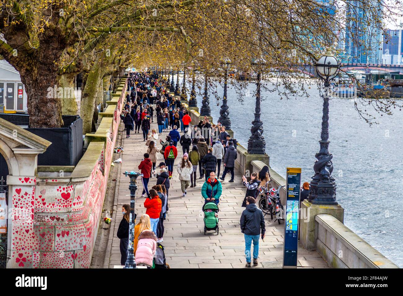 11. April 2021, London, Großbritannien - die Nationale COVID-Gedenkmauer entlang der Südbank voller Herzen zum Gedenken an die Menschen, die während der Coronavirus-Pandemie ums Leben kamen Stockfoto