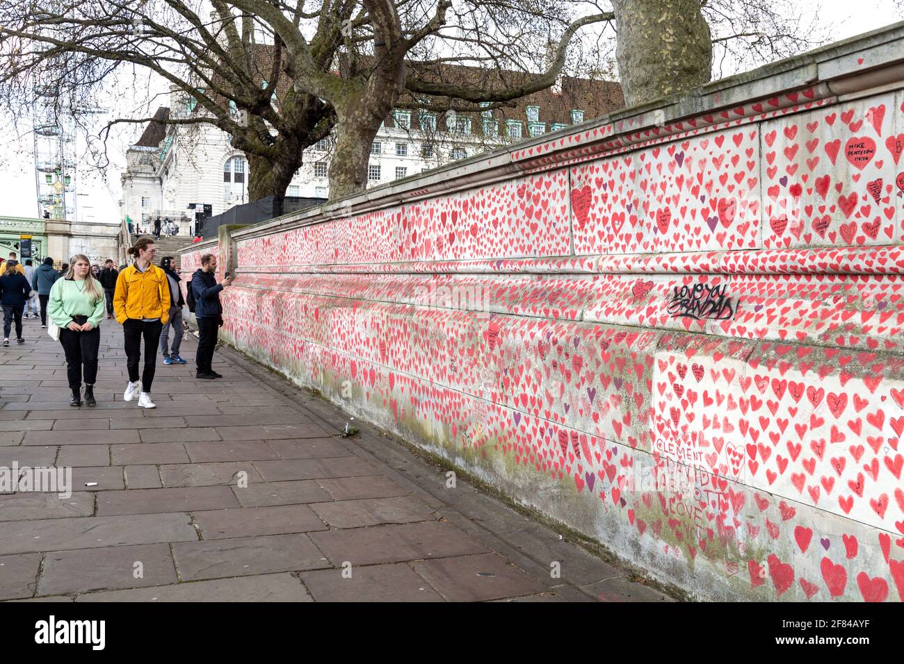 11. April 2021, London, Großbritannien - die Nationale COVID-Gedenkmauer entlang des Südufers ist voller Herzen, um an diejenigen zu erinnern, die während der Coronavirus-Pandemie sterben Stockfoto