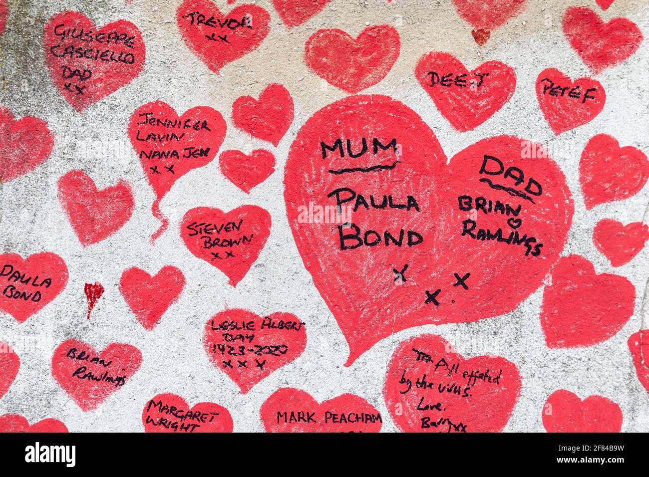 11. April 2021, London, Großbritannien - Herzenszollen an der National COVID Memorial Wall entlang der South Bank als Hommage an die Menschen, die während der Coronavirus-Pandemie ums Leben kamen Stockfoto