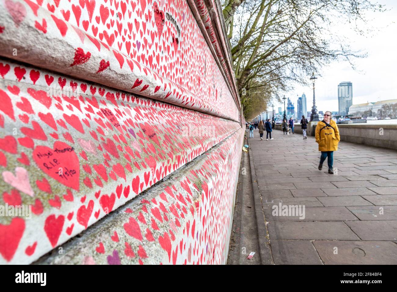 11. April 2021, London, Großbritannien - die National COVID Memorial Wall am Südufer Stockfoto